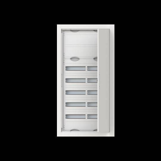 Eine offene Elektrotafel mit mehreren leeren Sicherungsschlitzen, die in Reihen angeordnet sind. Die Tafel ist weiß und vor einem schwarzen Hintergrund platziert.