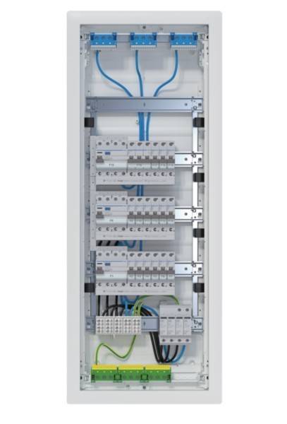 Eine vertikale Ansicht einer elektrischen Tafel mit mehreren Sicherungsautomaten und farbigen Kabeln, die eine strukturierte Organisation der Komponenten zeigt.