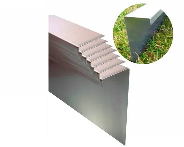Metallblech mit gestuften Schnittkanten; die Einführung zeigt das Blech in Gras installiert und veranschaulicht eine Landschaftseinfassung oder ein Trimpanel.