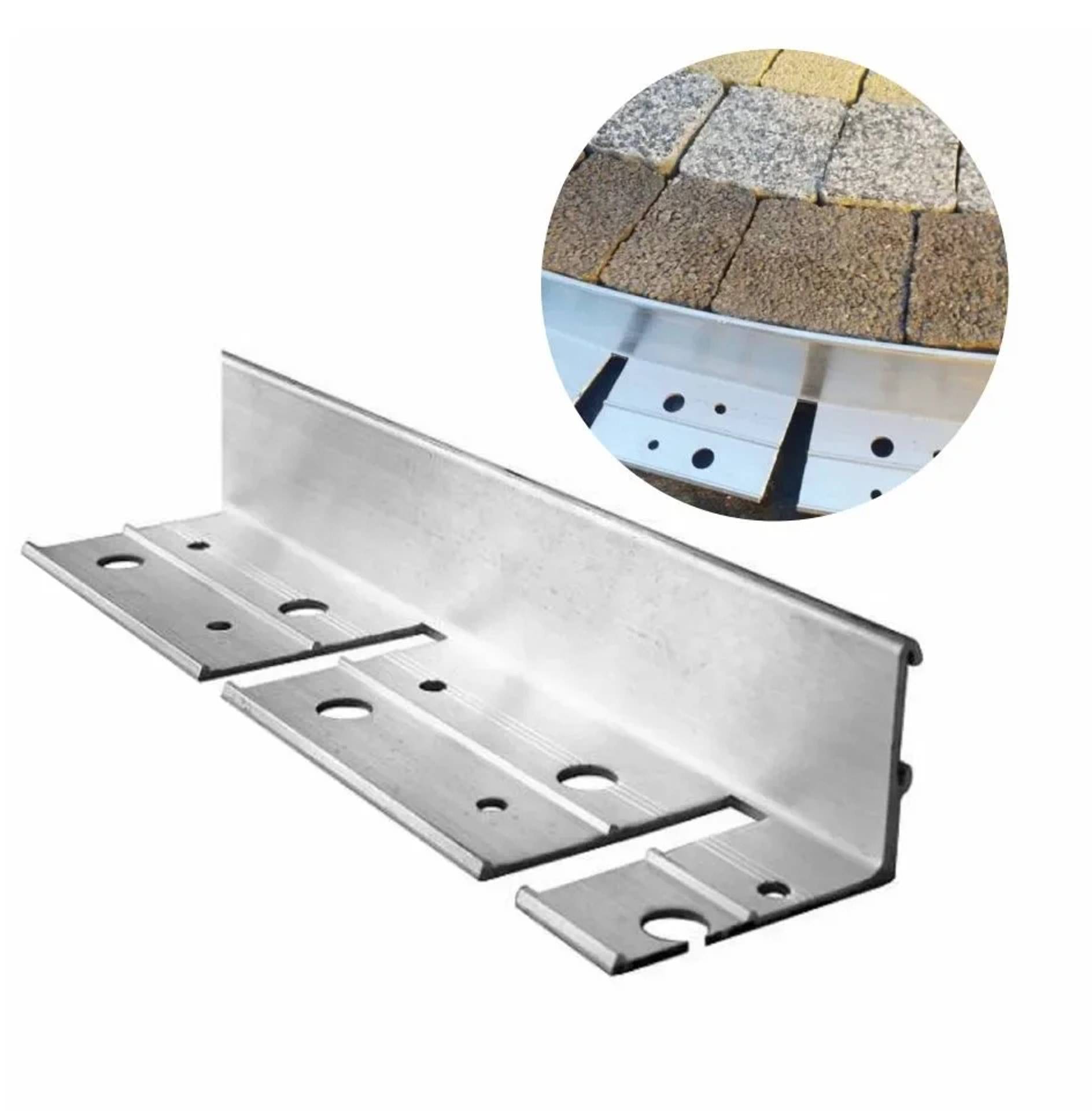 Metallldachtraufenblech mit Tropfkante und perforierten Befestigungslöchern; die Vergrößerung zeigt die Installation unter Dachziegeln.