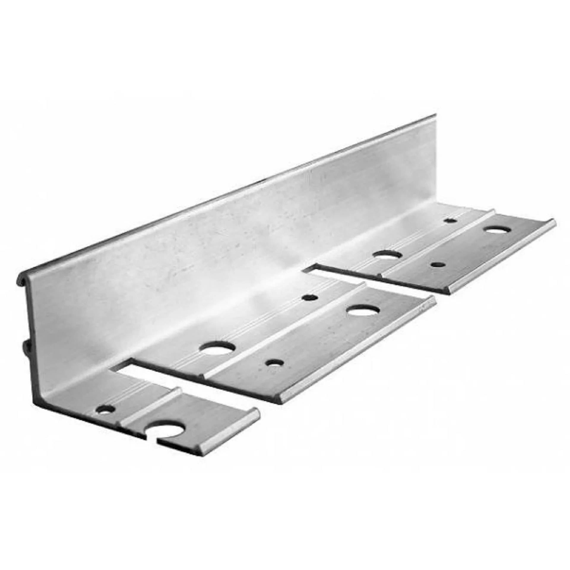 Metallmontageklammer mit abgewinkelter Rückseite und Schlitzlöchern zum Befestigen und Ausrichten.