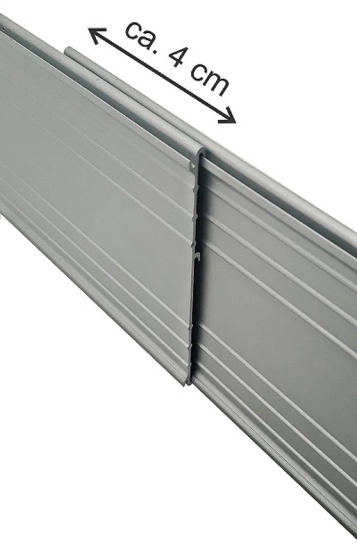 Grauwertige Metallplatte mit Latten und schwarzer Verbindungsfuge; doppelseitige Pfeilmarkierung kennzeichnet die Breite mit „ca. 4 cm".