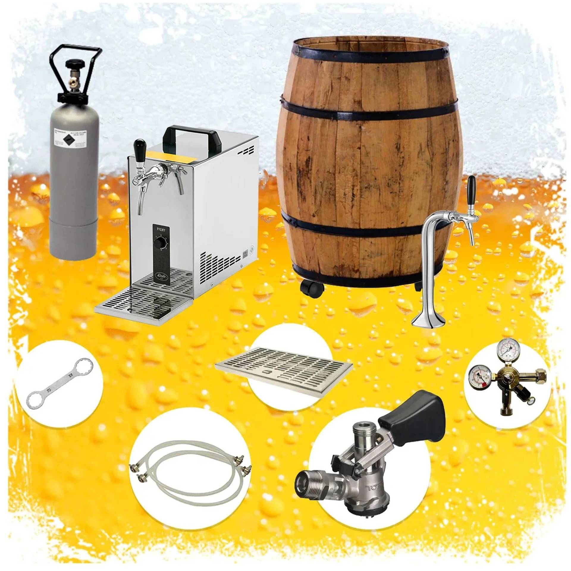 Bierausschankanlage mit CO2-Flasche, Kegererator, Holzfass, Zapfhahn, Abtropfschale, Schläuchen, Kuppler, Schraubenschlüssel und Druckregler auf Bierhintergrund.