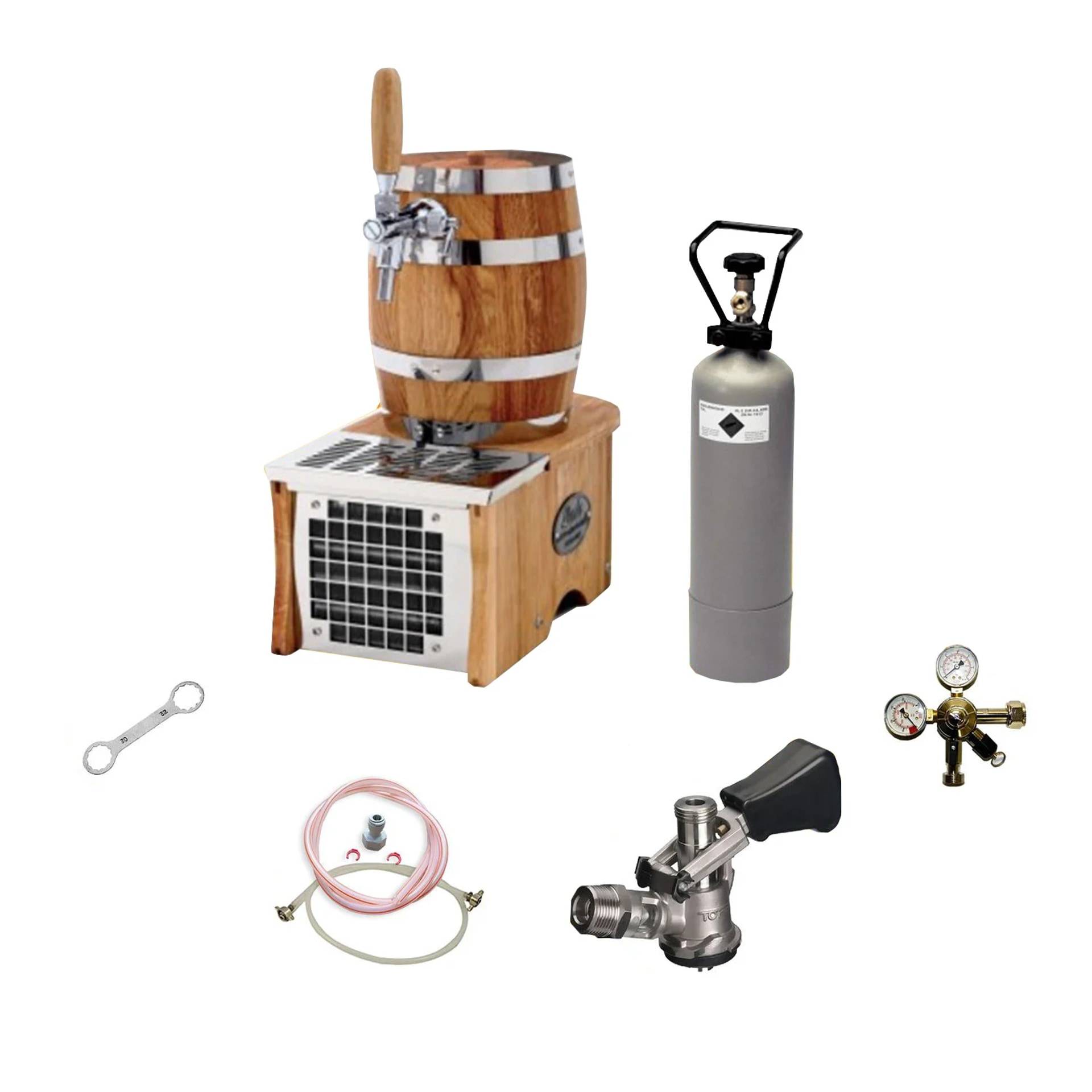 Bier-Brau-Setup mit einem hölzernen Fass-Fässchen auf einem Spender-/Kühlkasten, einem CO2-Tank, Manometern, einem Fasshahn, Schläuchen und einem Schraubenschlüssel.
