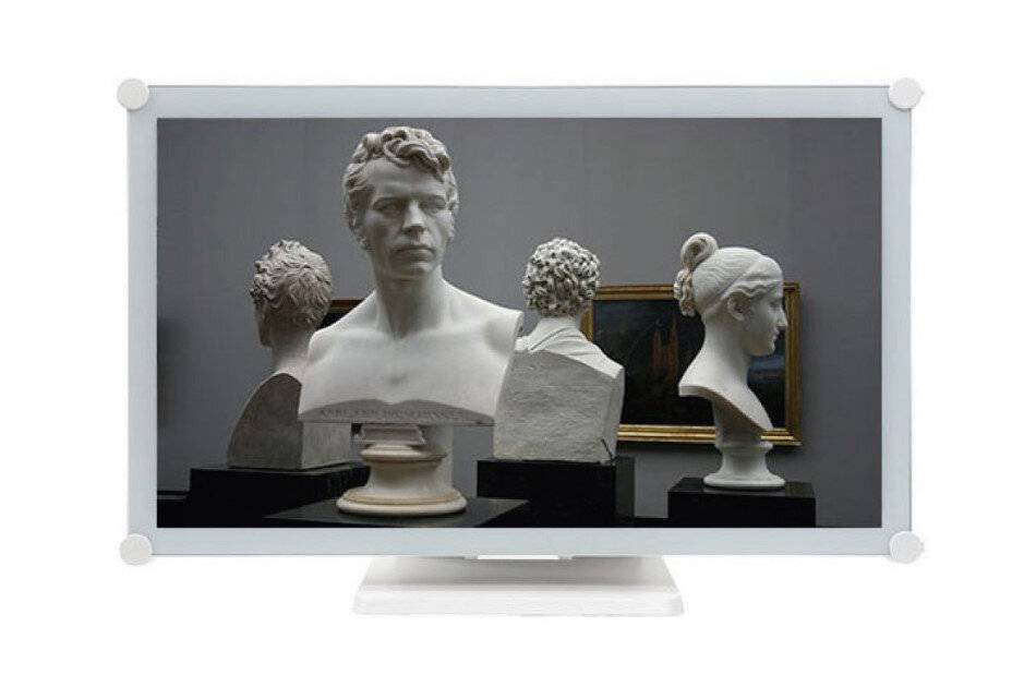 Ein Computermonitor zeigt eine Galerie klassischer weißer Büstenskulpturen mit einer großen männlichen Büste in der Mitte und kleineren Büsten, die rundherum angeordnet sind.