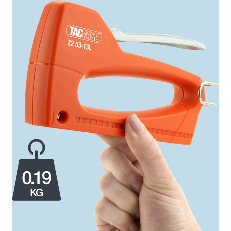 Orange-farbige Tacwise 22-53-13L Heftpistole in einer Hand gehalten, neben einem Symbol mit 0,19 kg Gewicht dargestellt, das ihr geringes Gewicht anzeigt.