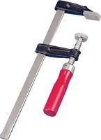 Eine Metallschraubzwinge mit rotem Griff und verstellbarem Spannbacken, die zum festen Zusammenhalten von Materialien beim Holz- oder Metallarbeiten verwendet wird.