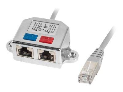 Ethernet-Kabel-Splitter-Adapter mit zwei RJ45-Buchsen und blau/roten Tasten, plus angeschlossenem Netzwerkstecker auf weißem Hintergrund