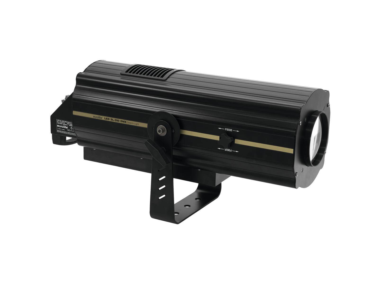 Ein schwarzer LED-Scheinwerfer mit verstellbarem Fokus und Zoomfunktion, montiert auf einer schwarzen Metallhalterung.