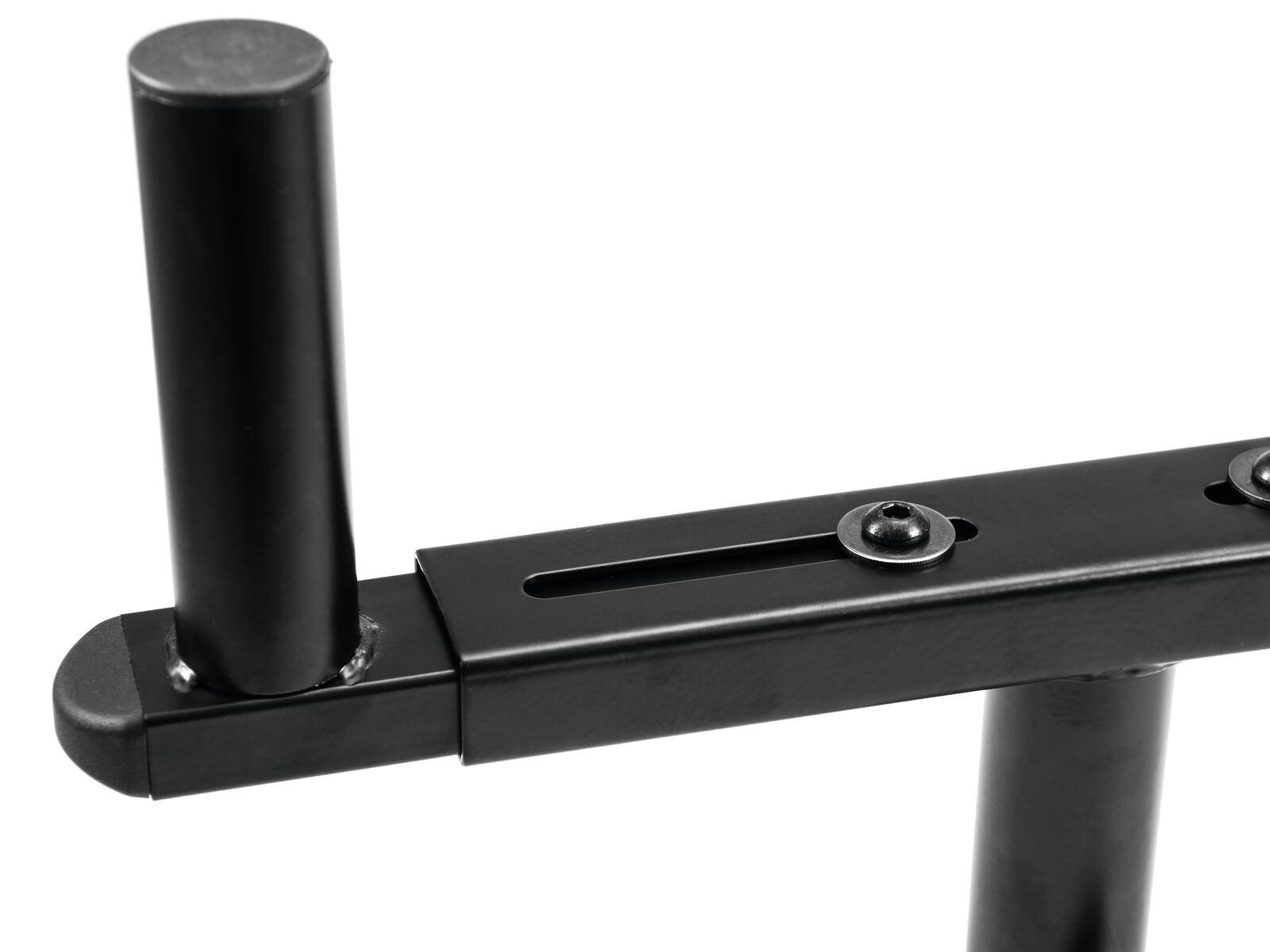 Nahaufnahme einer schwarzen Metallkomponente mit einem zylindrischen Pfosten und einer verstellbaren Schiene mit einer geschlitzten Führungsbahn und einer Schraube für Anpassungen.