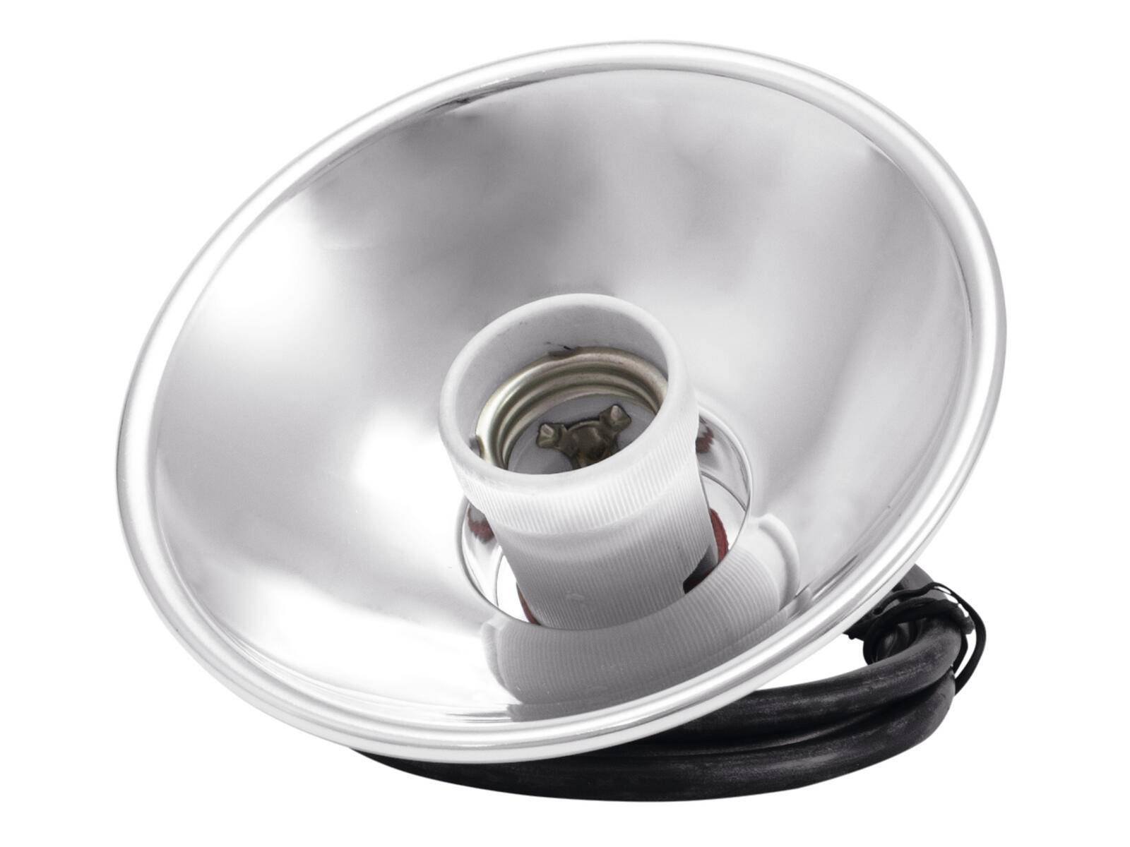 Ein silberner Metallreflektordom mit einer leeren Lampenfassung, versehen mit einem schwarzen Netzkabel.