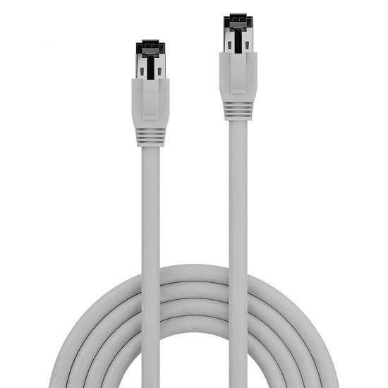 Graues Ethernet-Kabel aufgerollt mit zwei RJ45-Steckern an den Enden auf weißem Hintergrund.