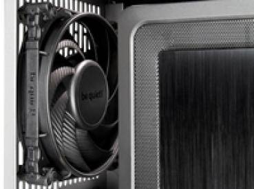 Ein Computerlüfter der Marke 'be quiet!' ist im Gehäuse montiert. Der Lüfter verfügt über große schwarze Flügel und ein Gitter.