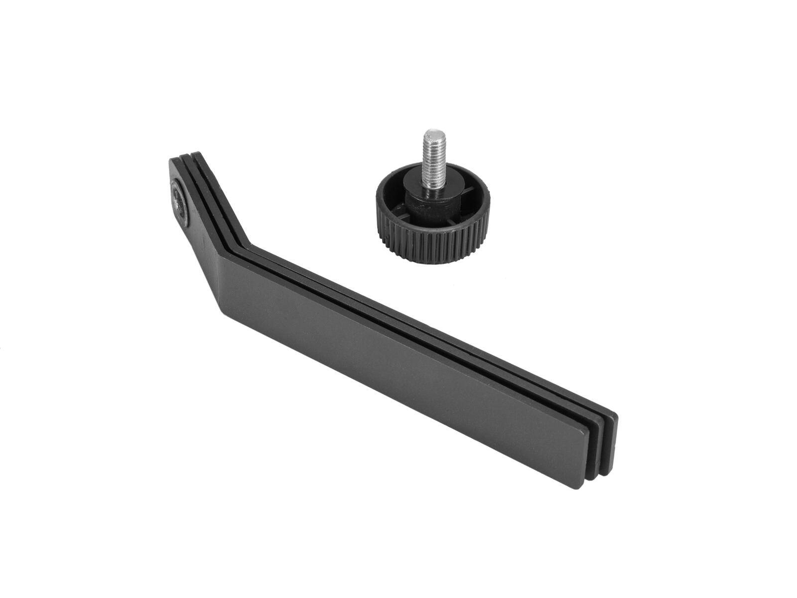 Eine schwarze Klemmvorrichtung mit einem L-förmigen Arm und einem separaten, runden Knopf mit einer Gewindeschraube, wahrscheinlich zum Befestigen oder Justieren von Ausrüstung verwendet.