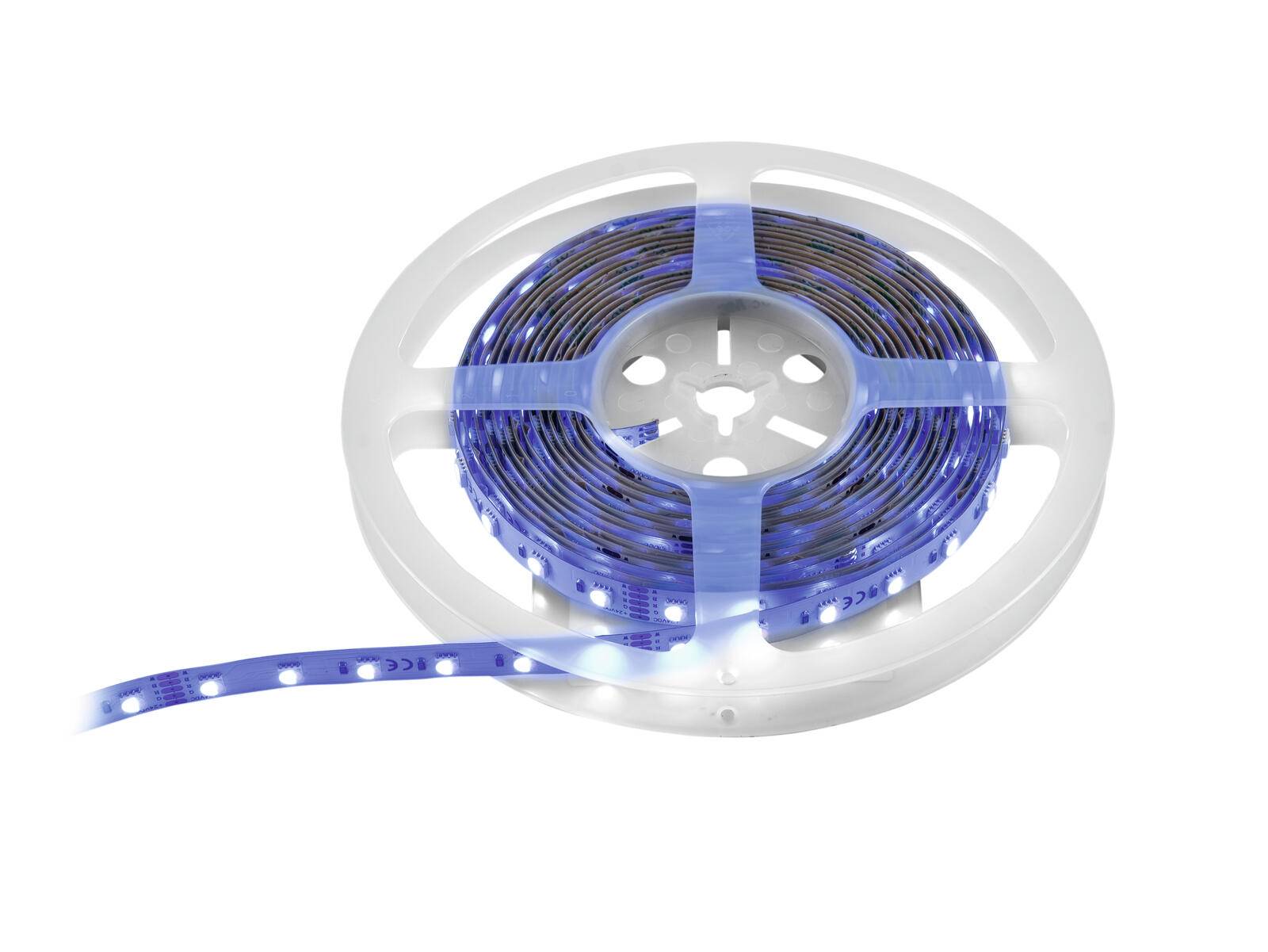 Ein aufgewickeltes LED-Lichtband auf einer weißen Spule, teilweise abgerollt, das ein kühles blaues Licht ausstrahlt.