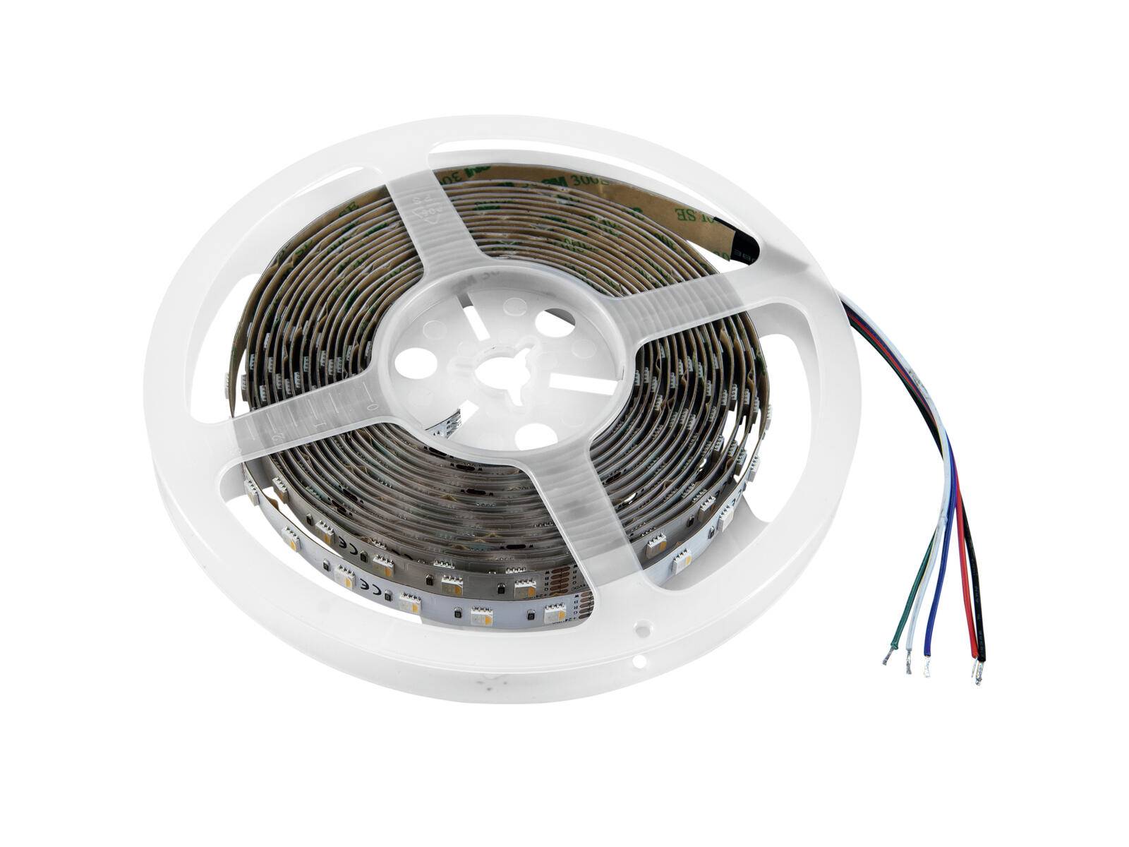 Eine Rolle mit LED-Streifenleuchten mit vier freigelegten Drähten für elektrische Verbindungen auf weißem Hintergrund.
