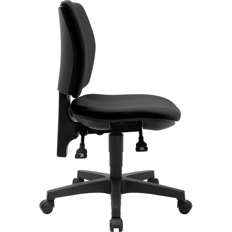 Schwarzer Bürostuhl mit gepolsterter Sitzfläche und Rückenlehne, verstellbaren Armlehnen und einer Drehbasis mit Rollen, von der Seite betrachtet.