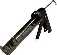 Eine Kartuschenpistole mit einem Metallgriff und einer hervorstehenden Stange wird gezeigt, die zum Auftragen von Dichtstoff oder Klebstoff bei Bau- oder Reparaturarbeiten verwendet wird.