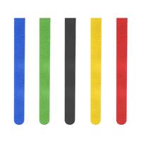 Fünf vertikale farbige Streifen (blau, grün, schwarz, gelb, rot) gleichmäßig auf weißem Hintergrund verteilt.