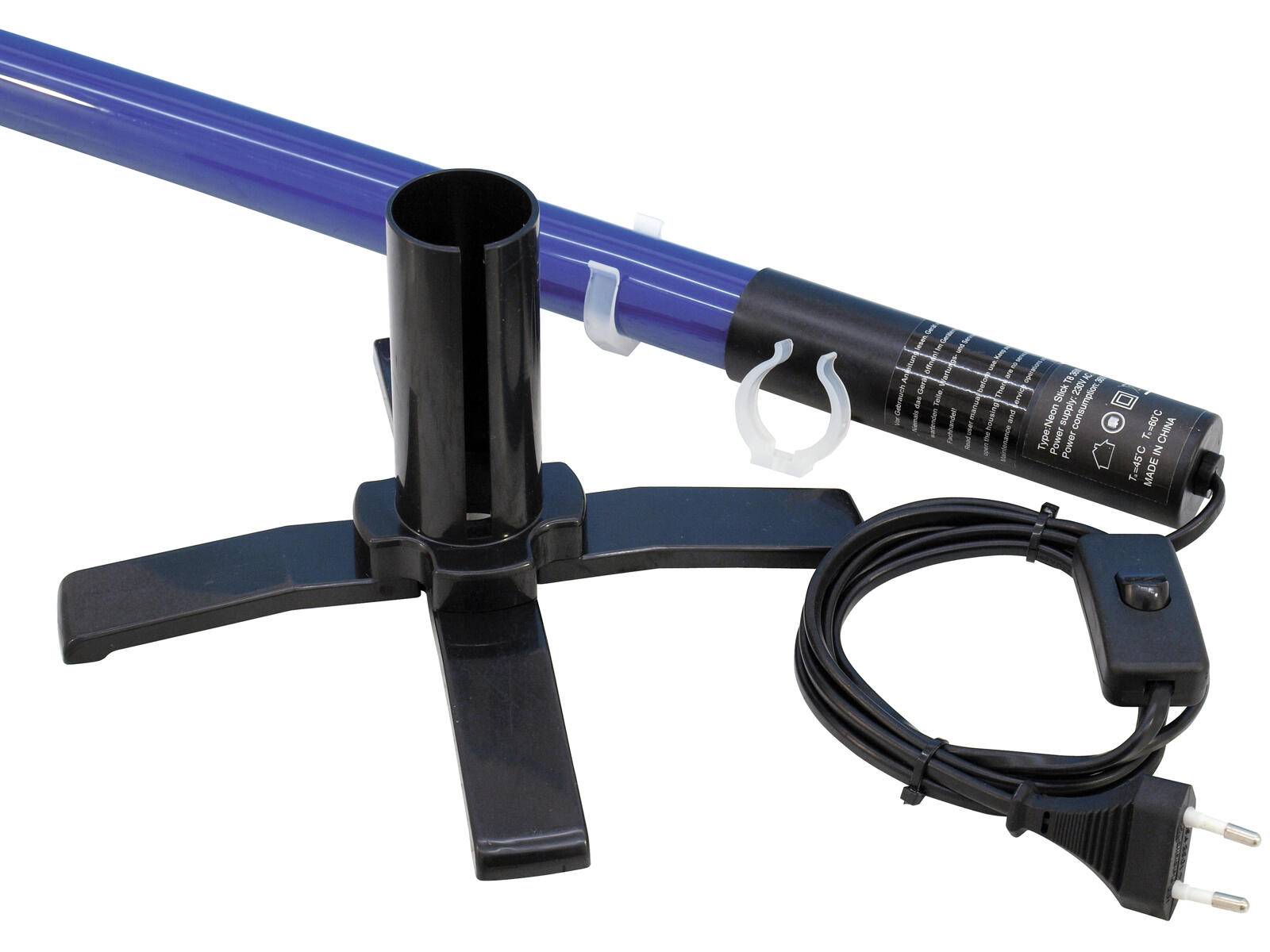 Ein Nahaufnahme eines lila Schlauchs, der an einem schwarzen Ständer befestigt ist, mit einem aufgerollten schwarzen Kabel daneben.