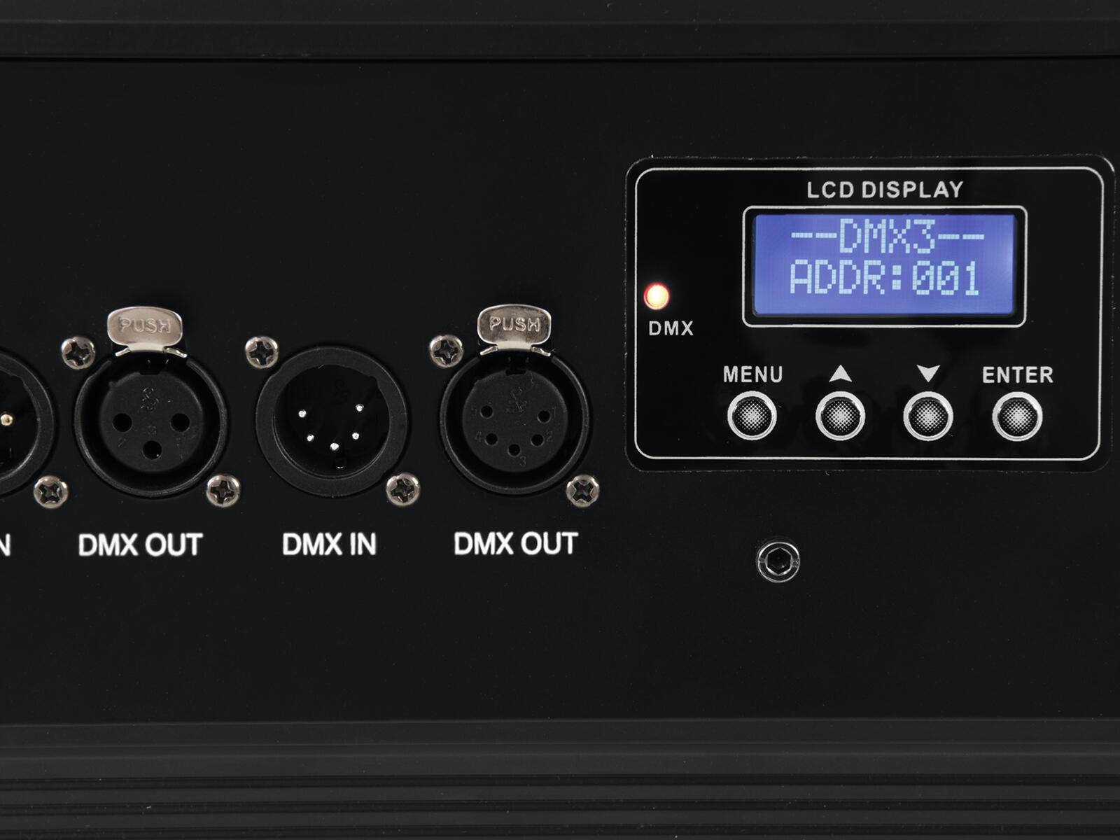 DMX-Steuerungspanel mit LCD-Display, das die Adresse 001 anzeigt. Inklusive DMX-Ein-, Ausgangsports und Menünavigationstasten.