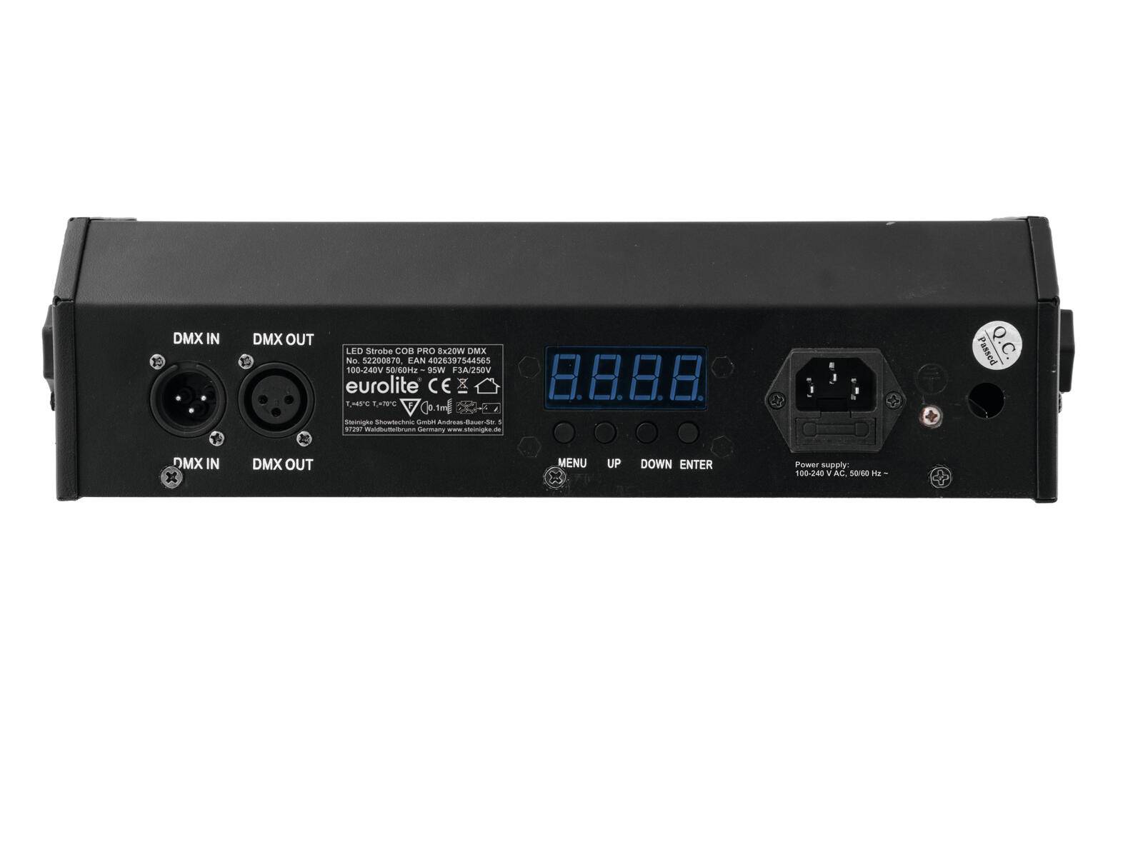 Eurolite LED Strobe COB PRO 8x20W DMX' Bedienfeld mit DMX-Ein- und Ausgängen, digitaler Anzeige, Menü, Auf-, Ab- und Enter-Tasten sowie Stromanschluss.