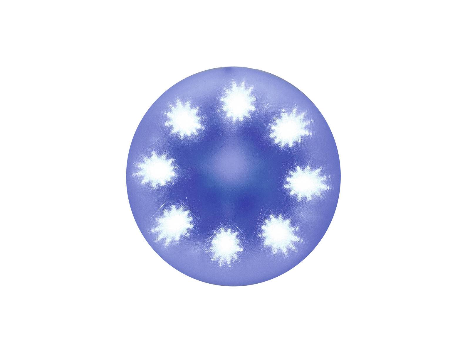 Eine runde, blau leuchtende Kugel mit acht hellen weißen Flecken, die gleichmäßig in einem Kreis angeordnet sind und ein schneeflockenartiges Design aufweisen.
