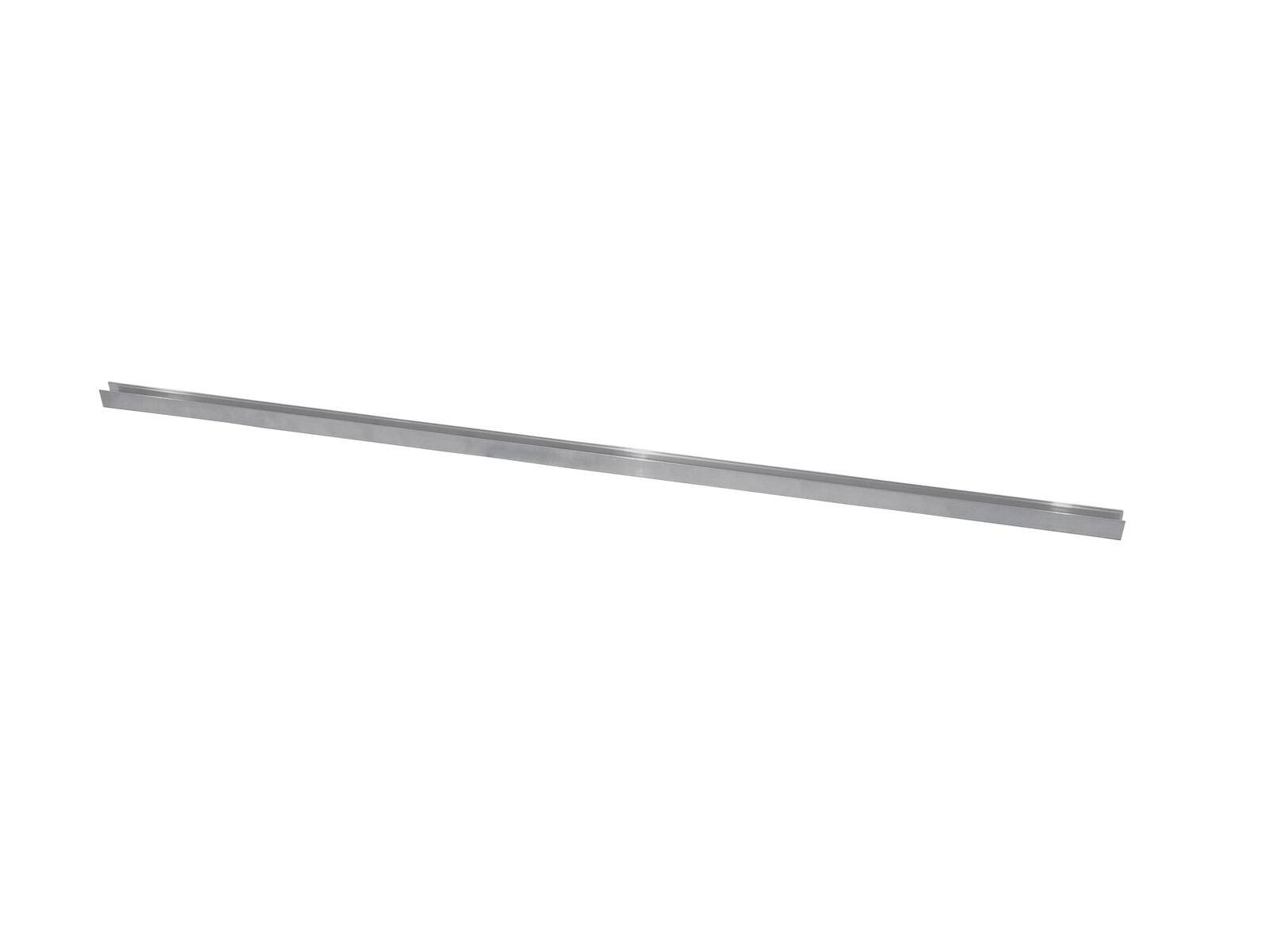 Ein dünner, silberner Metallstab auf weißem Hintergrund, der diagonal von oben links nach unten rechts liegt.