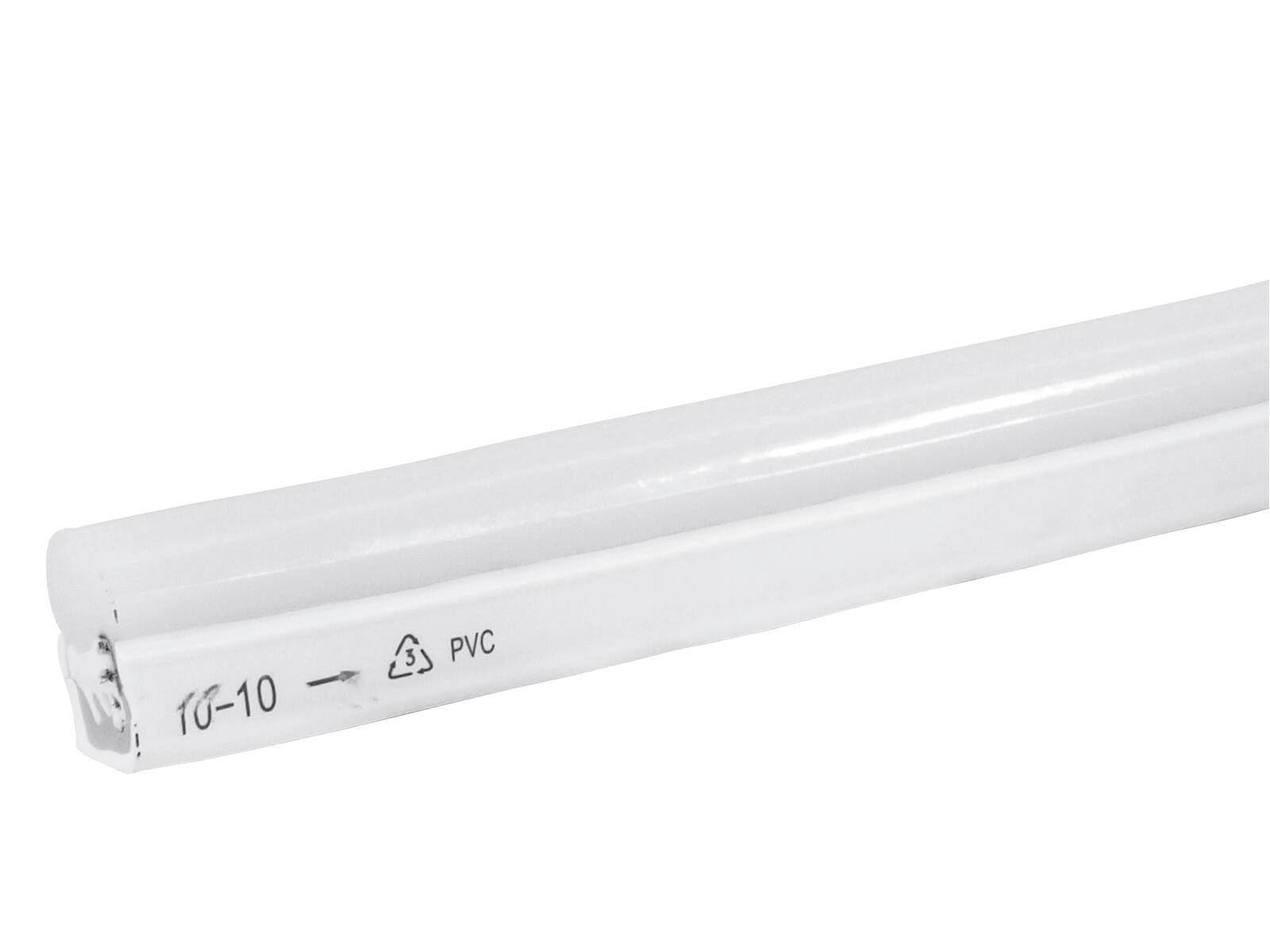 Eine Nahaufnahme eines weißen PVC-Teils mit aufgedruckten Recycling-Symbolen und Nummern, die sein Material und seine Recyclingfähigkeit angeben.