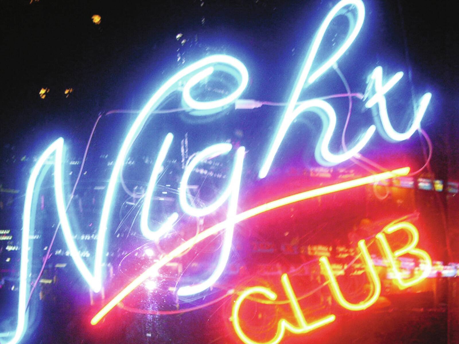 Neonschild mit der Aufschrift „Night Club