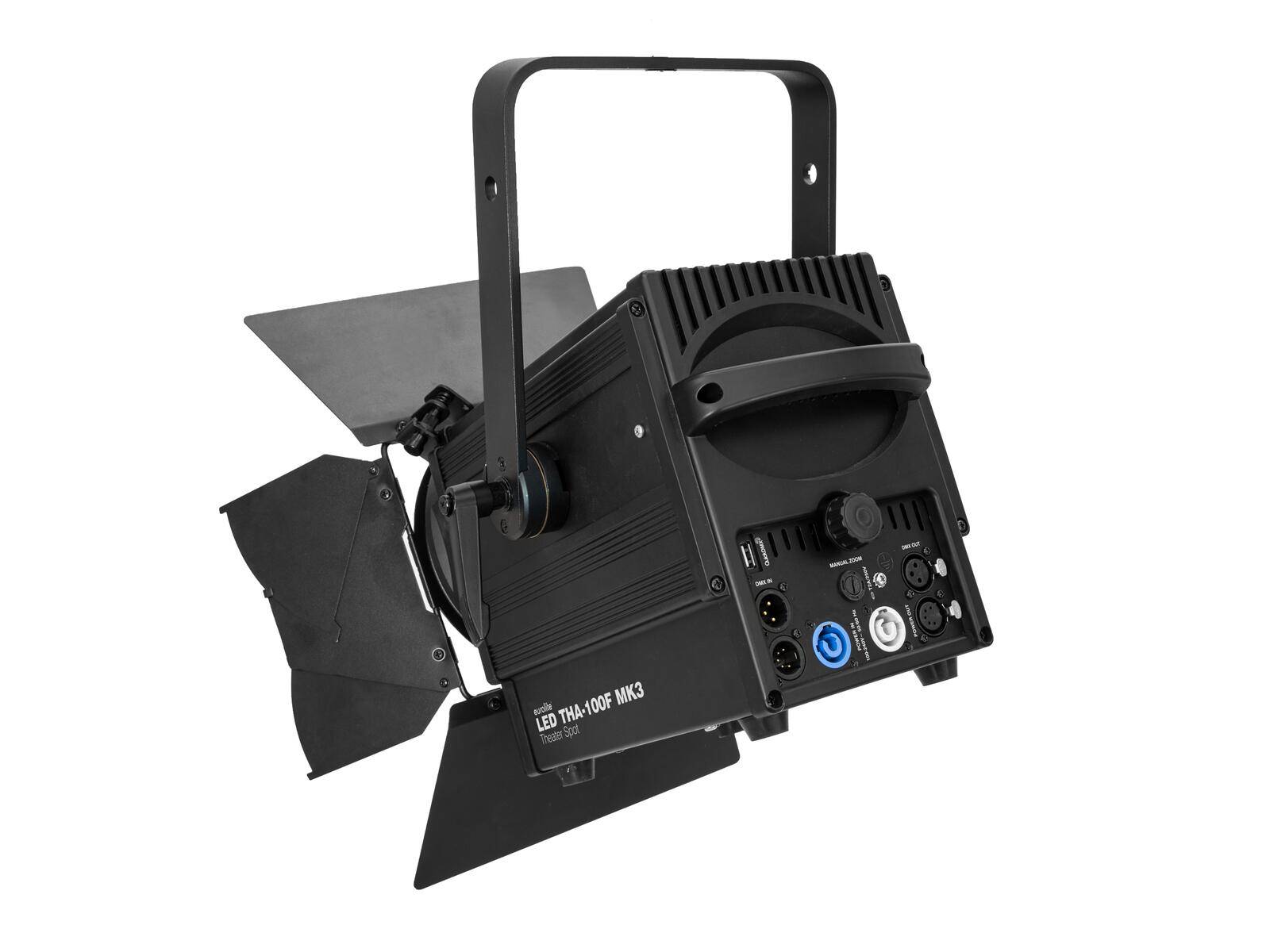 Eine schwarze LED-Bühnenleuchtleuchte mit verstellbaren Scheunenflügeltüren, verschiedenen Ein- und Ausgabeanschlüssen und einem Griff zur einfachen Einstellung.