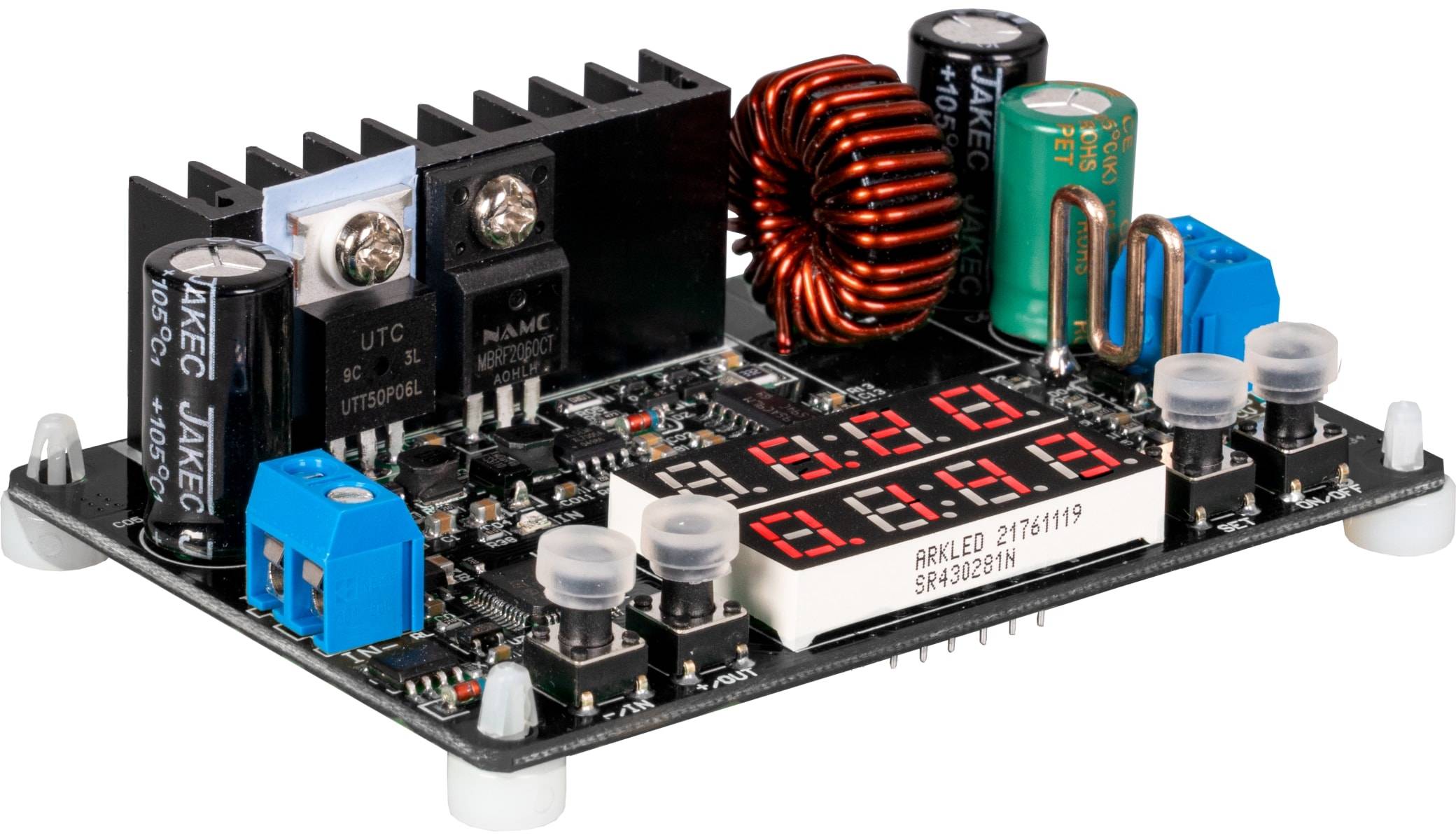 Nahaufnahme einer elektronischen Leiterplatte mit einer digitalen Anzeige, die Zahlen zeigt. Komponenten umfassen Kondensatoren, Widerstände und Induktivitäten.