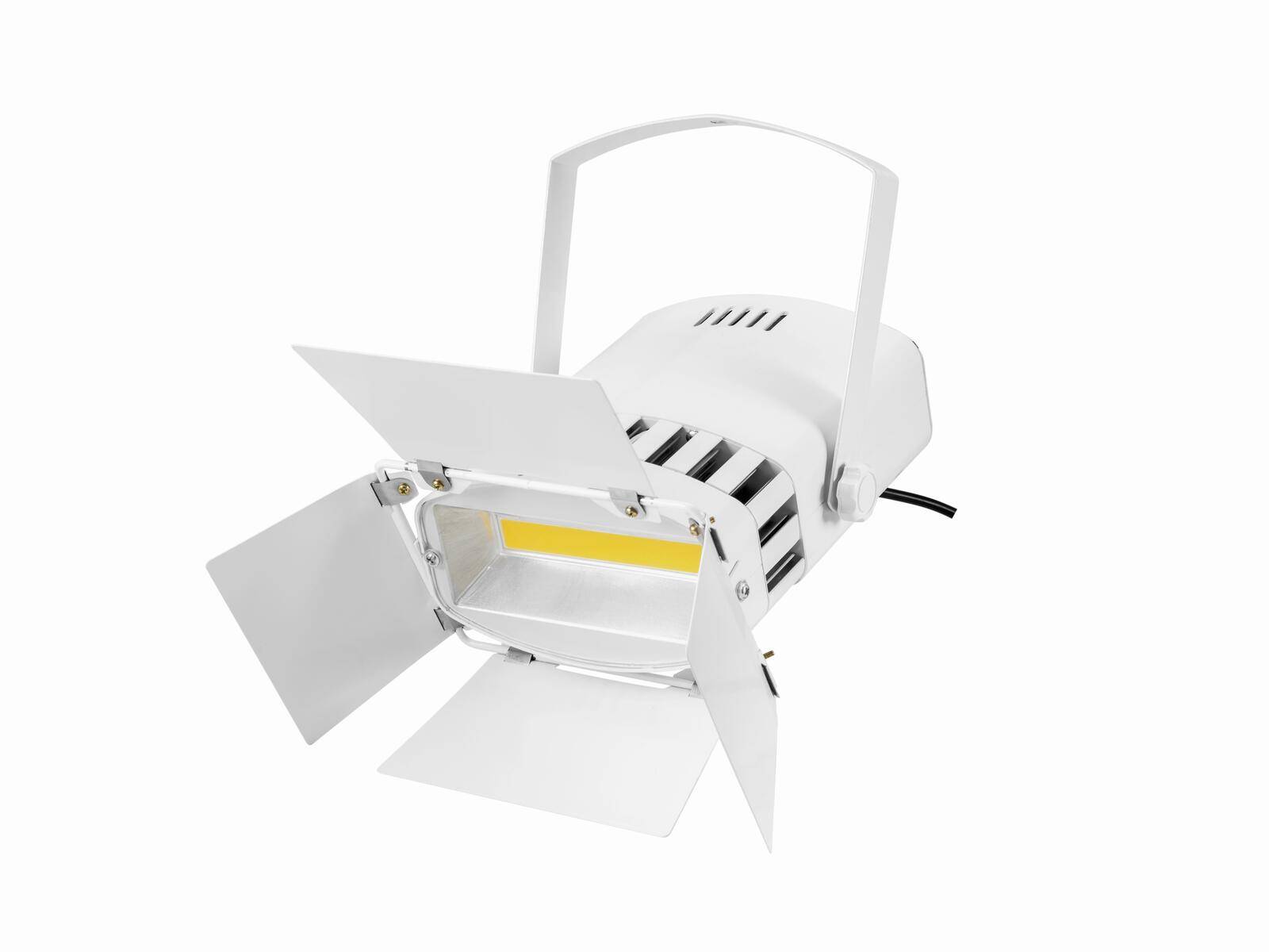 Eine weiße LED-Bühnenscheinwerfer mit verstellbaren Klappen zur Lichtlenkung, die vor einem schlichten weißen Hintergrund dargestellt wird.