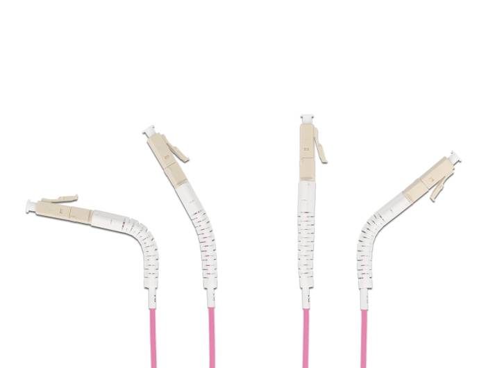 Vier abgewinkelte weiße und beige medizinische Schläuche oder flexible Katheter mit rosa Enden, dargestellt vor einem einfachen weißen Hintergrund.