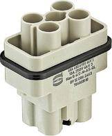 Nahaufnahme eines beigen elektrischen Steckverbinders mit mehreren zylindrischen Anschlüssen, gekennzeichnet mit technischen Spezifikationen und Herstellerlogo.