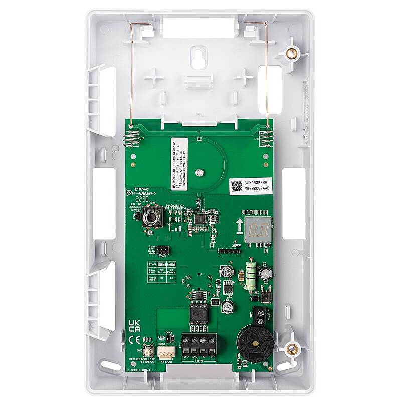 Offenes elektronisches Gerätgehäuse mit einer grünen Leiterplatte mit Steckverbindern, Chips und einem Buzzer, die in einem weißen Kunststoffgehäuse montiert sind.