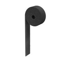 Eine Rolle schwarzes Schaumstoff-Dichtungsband, vollständig aufgerollt mit einem Ende, das nach unten hängt.