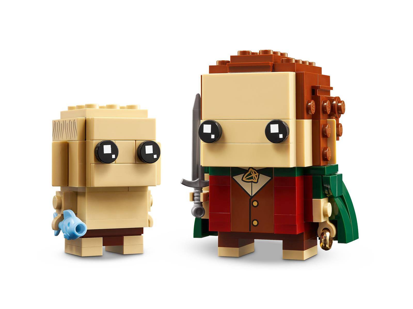 Zwei LEGO-ähnliche Blockfiguren stehen nebeneinander: eine kleine beige Figur mit einem blauen Gegenstand und eine größere rot gekleidete Figur mit braunem Haar, einem Schwert und einem grünen Umhang.