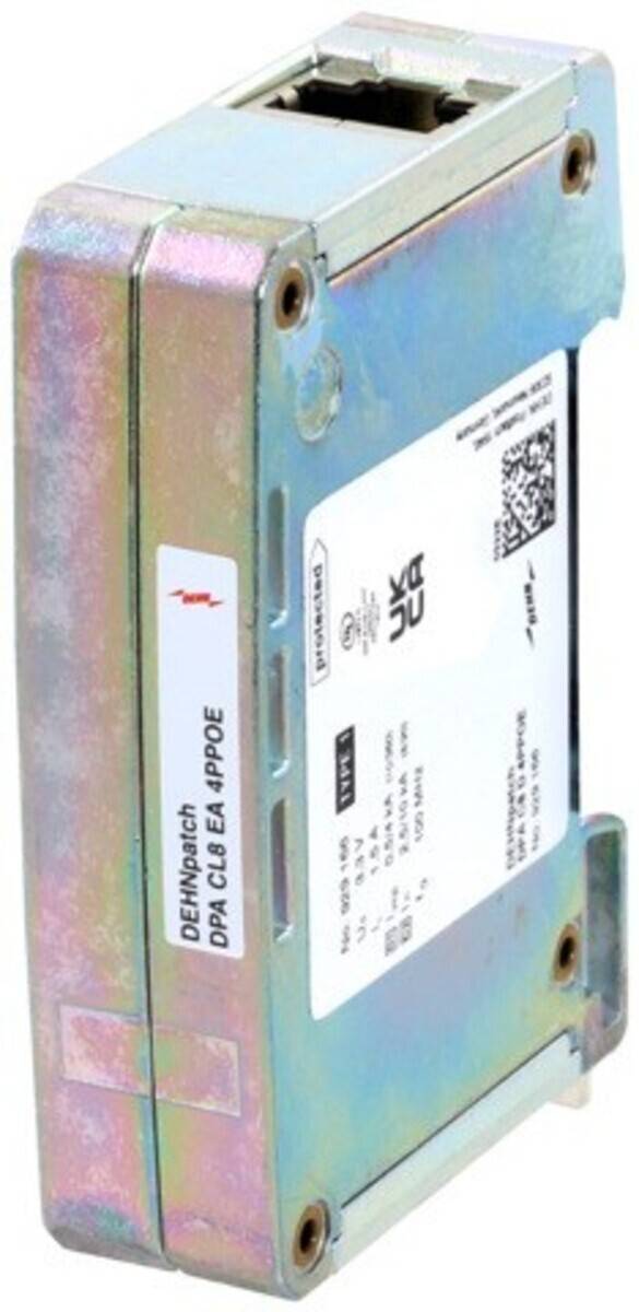 Eine Nahaufnahme eines DEHNpatch DPA EL4 48POE Blitzschutzgeräts mit einem Etikett, das Produktdetails und Installationsspezifikationen zeigt.