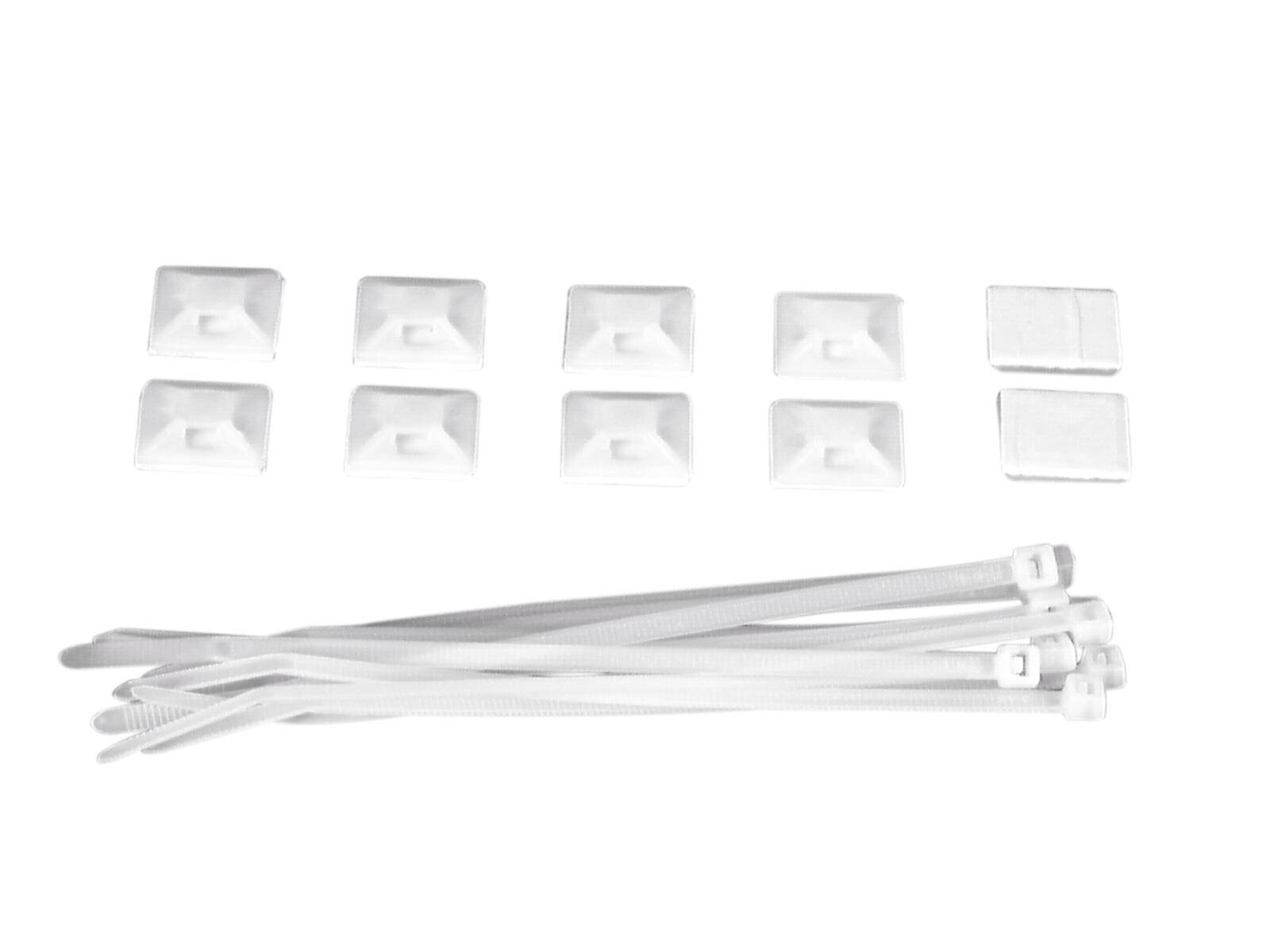 Weiße Kabelbinder und Klebemontagen auf weißem Hintergrund angeordnet, verwendet zum Organisieren und Sichern von Kabeln an Ort und Stelle.