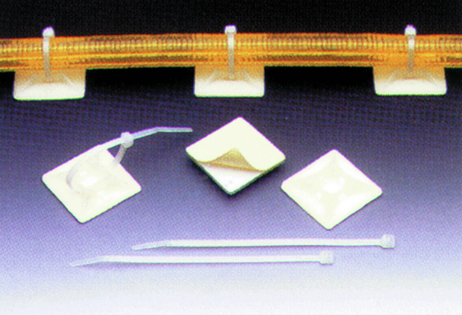 Eine medizinische Gerätemontage, die einen flexiblen Schlauch zeigt, der an Kunststoffkomponenten angebracht ist, einschließlich einer Düse und dreieckigen Kappen, die auf einer Oberfläche angeordnet sind.