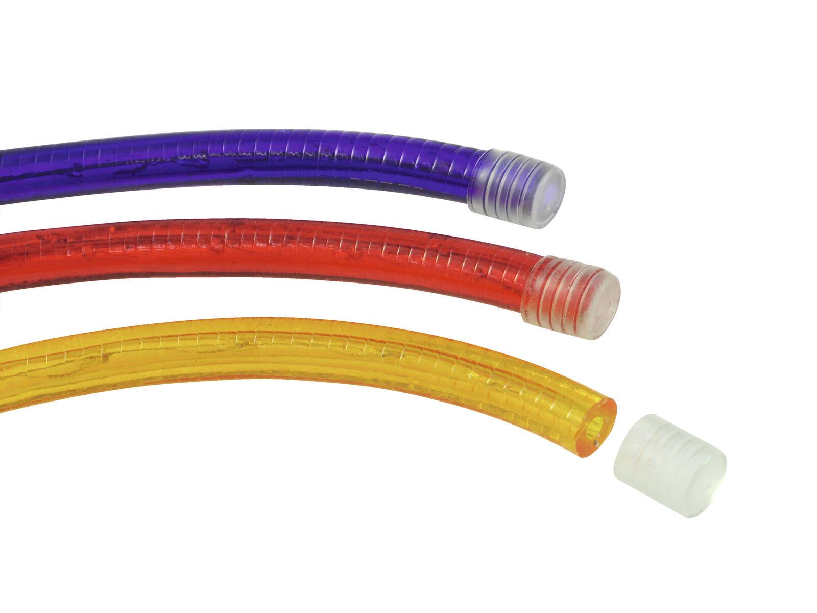 Drei flexible Schläuche in Blau, Rot und Gelb vor einem einfachen Hintergrund, die Vielfalt in der Farbgebung zeigen.