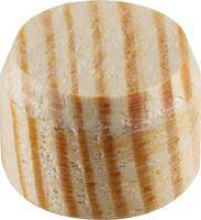 Ein großes Käserad mit glatter Rinde und natürlichen beige-braunen Streifen, die typische Merkmale der handwerklichen Reifung zeigen.