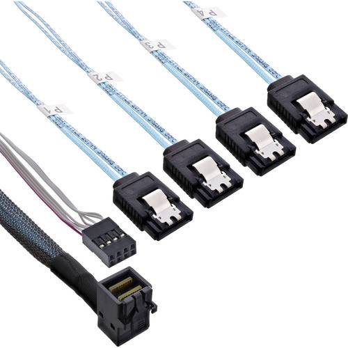 Bild einer Kabelanordnung mit einem schwarzen Stecker, der mit fünf beschrifteten blauen Kabeln verbunden ist, was auf eine Datenverbindung oder Netzwerkeinrichtung hindeutet.