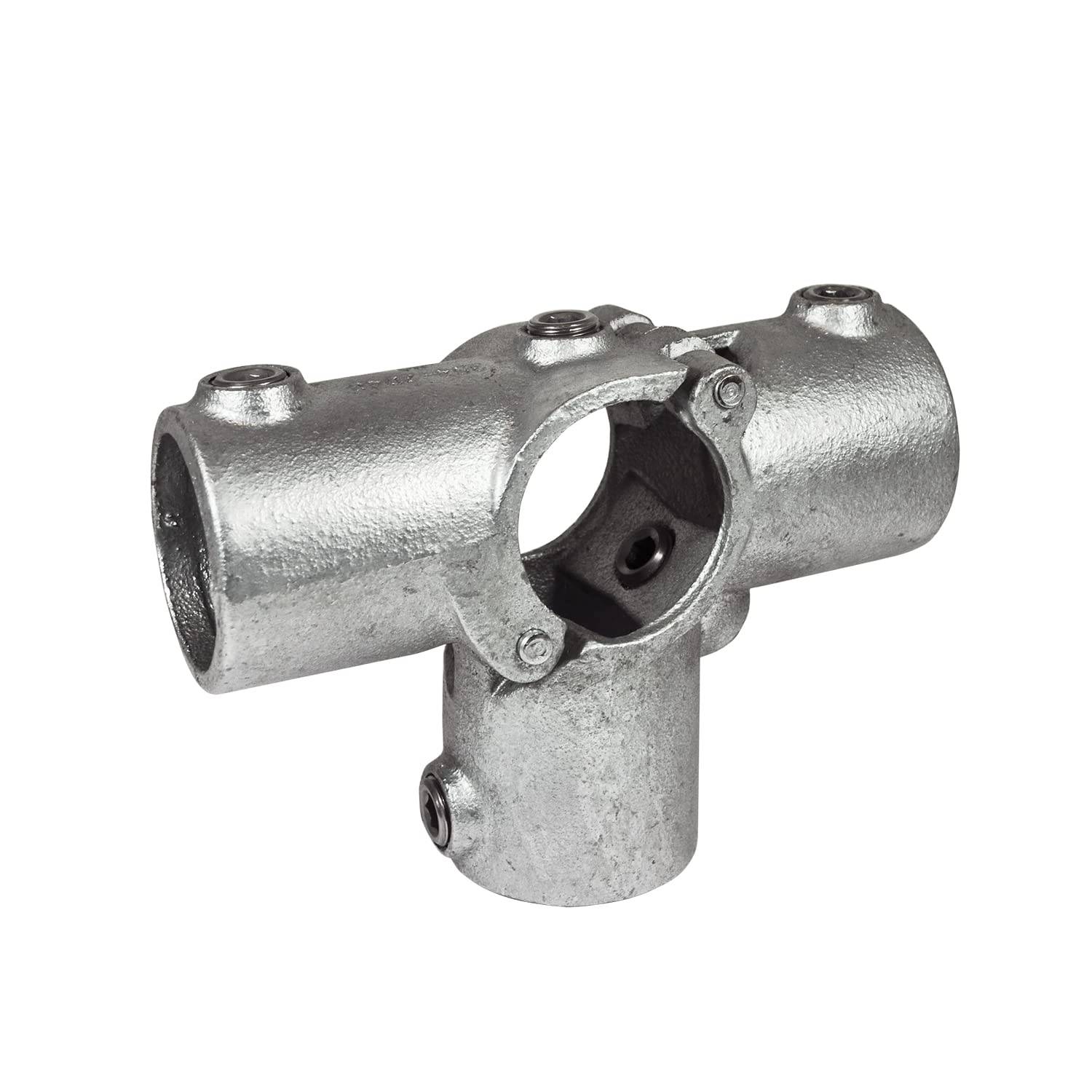 Eine metallische Rohrverbindung in T-Form mit drei zylindrischen Öffnungen zum Verbinden von Rohren. Hergestellt aus silberfarbenem Metall mit glatter Oberfläche.