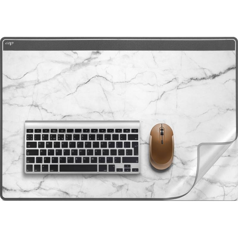 Eine marmorierte Schreibunterlage mit einer drahtlosen Tastatur und Maus darauf, die eine elegante und organisierte Arbeitsplatzeinrichtung schafft.