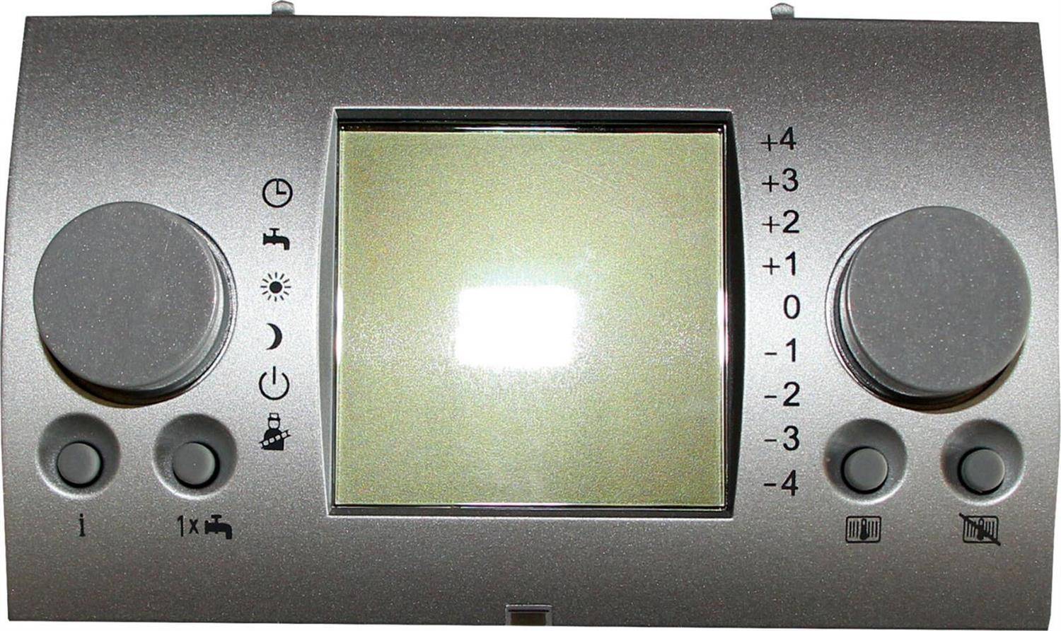 Nahaufnahme eines Heizungsregelungspanels mit einem zentralen Display, zwei großen Drehknöpfen und Tasten für Temperatur- und Timereinstellungen.