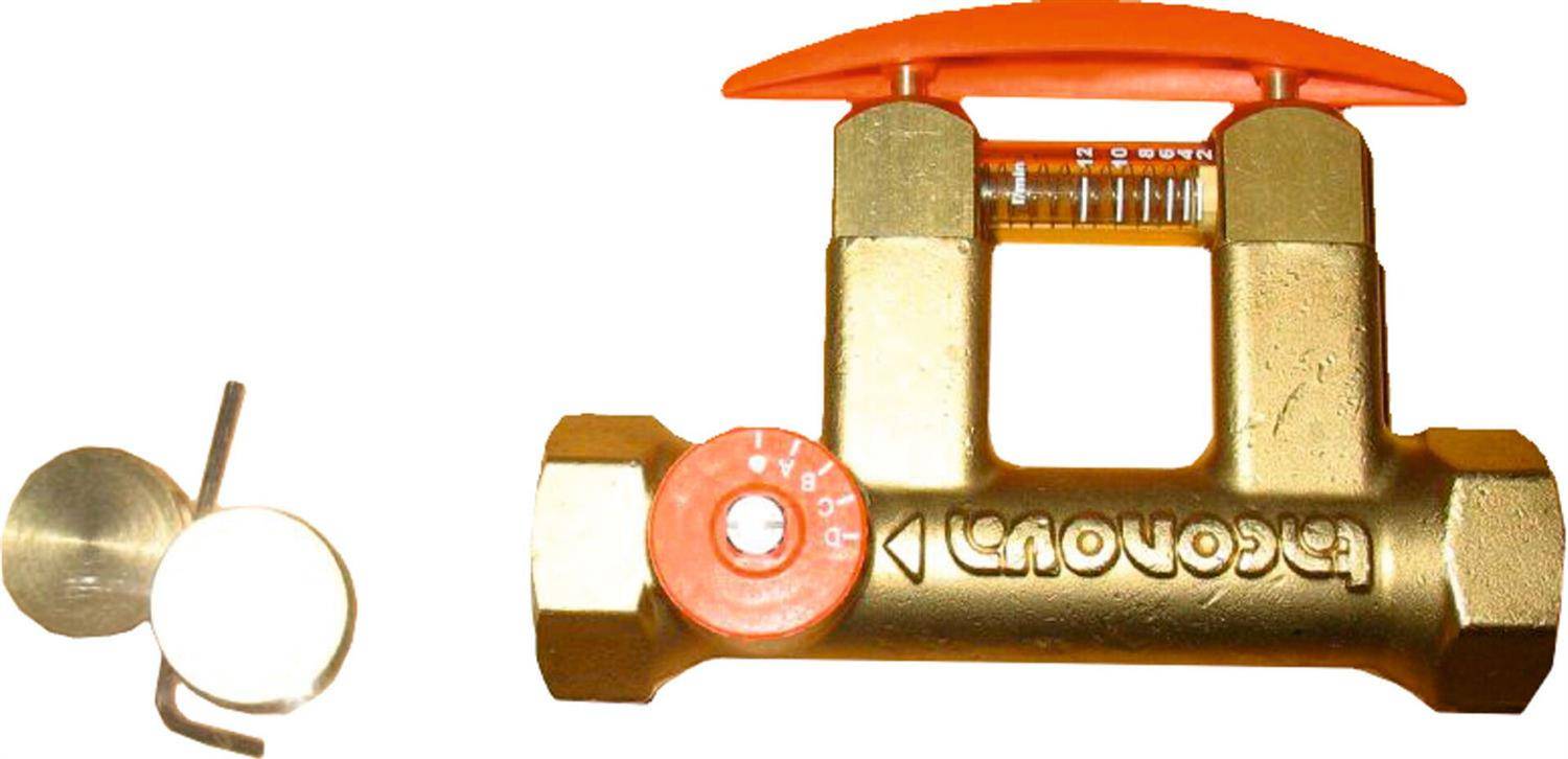 Messinghydraulikventil mit orangem Einstellknopf und Hebel, abgebildet neben einem kleinen Metallschlüssel oder einer Armatur auf weißem Hintergrund.