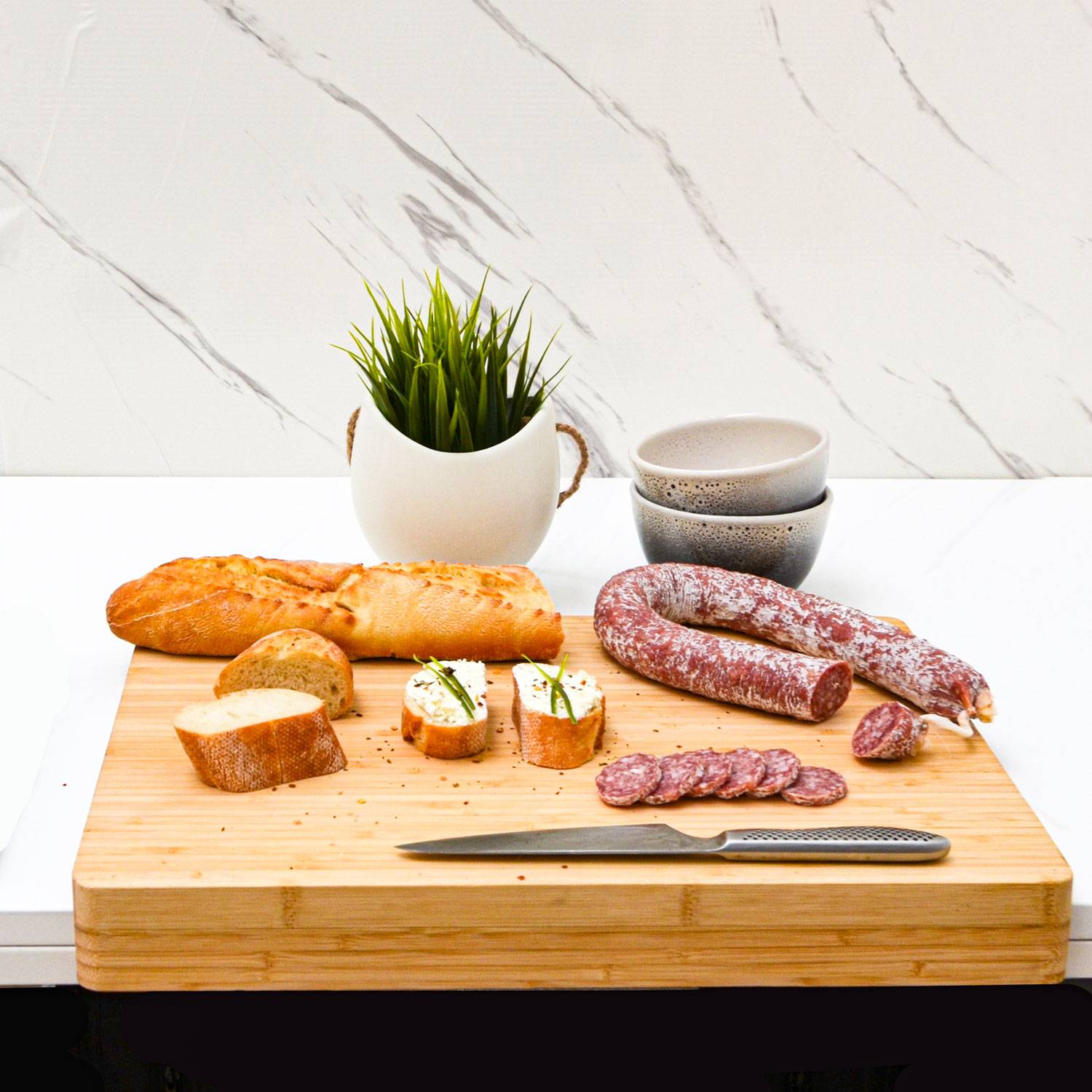 Massives Schneidebrett mit Kante 44x34x2 Bambus Schneidbrett Holzbrett mit Kante