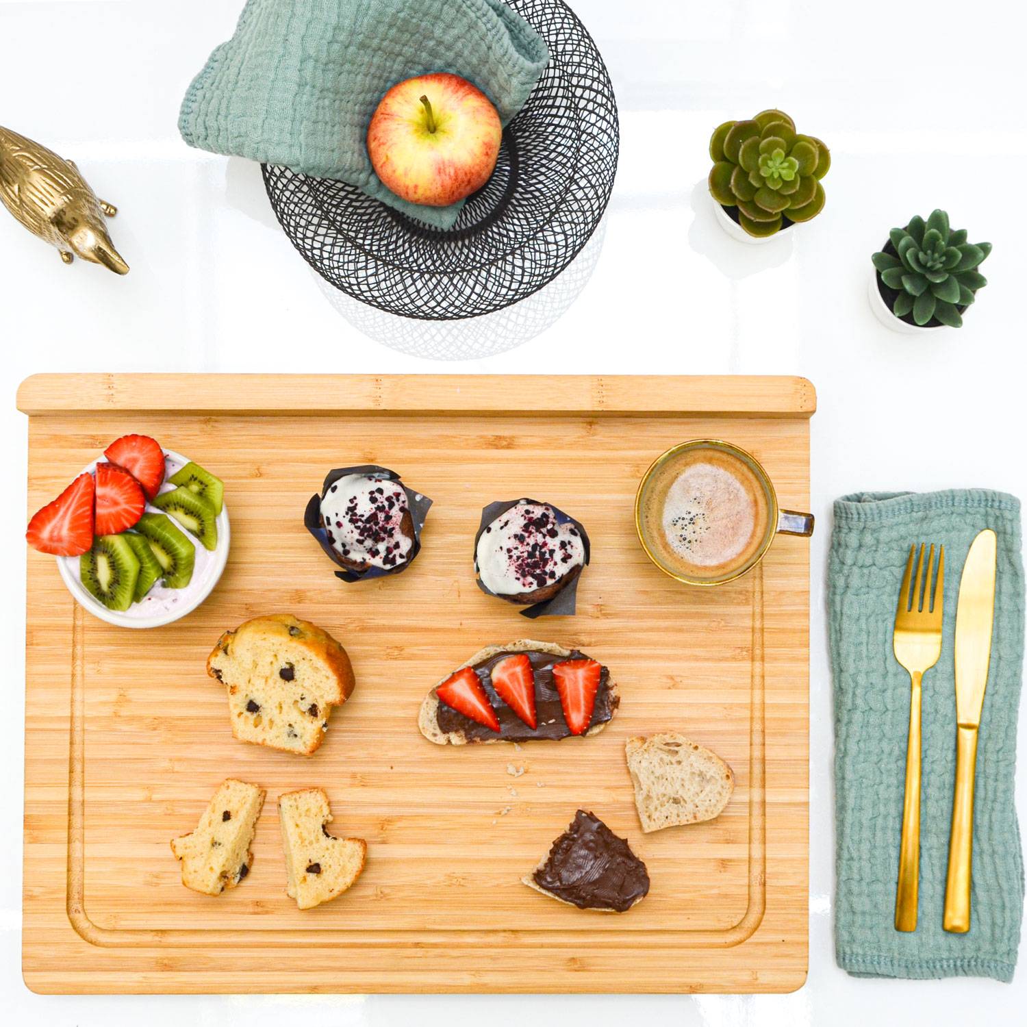 Massives Schneidebrett mit Kante 44x34x2 Bambus Schneidbrett Holzbrett mit Kante